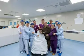 女子产后严重感染成“大白肺”，多器官功能衰竭！在ICU救治一个月后出院图片