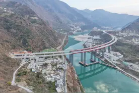 主线桥梁全部贯通 2025年泸石高速泸定段将再通45公里图片