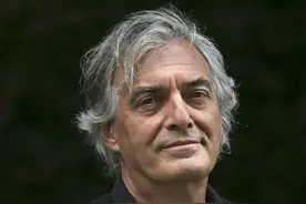 《每个人》：当美好的事物，被现代世界的无情与荒诞摧毁图片