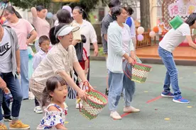 “六一”儿童节，幼儿园小朋友玩起布艺游戏图片