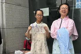 考场外，10岁小女孩手绘加油牌为哥哥送祝福图片