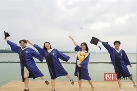 6月25日武汉东湖绿道三期开怀迎客！有大学生抢先在凌波门拍毕业照图片