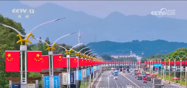 各地喜迎国庆装扮一新 “中国红”点燃浓浓爱国情