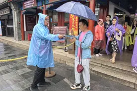 端午假期首日 八达岭再现烟雨长城“水墨丹青”图片