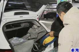 上海网约车司机自带被褥，睡车里长达5个月？还有人每天跑15小时，一天就挣400多元图片