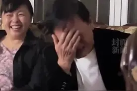 追剧大爷因女主去世痛哭，大妈在一旁乐开了花，果然“人类的悲欢并不相通啊”图片