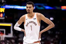 创造历史！文班成为了NBA历史上入选最佳防守阵容最年轻的球员图片