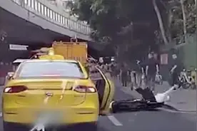 又见“开门杀”！出租车乘客开车门撞倒电动车主图片