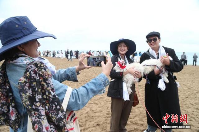 澜湄歌手和外宾点赞青海湖