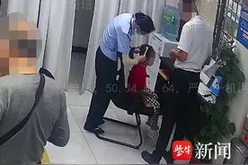 民警主动为办证儿童扎辫子 暖心举动受到市民好评图片