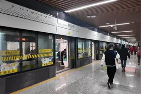 地铁乘客心脏不适求助，TA的暖心行动获赞！图片