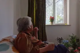 被快递包裹围困的独居老人，在养老院去世图片