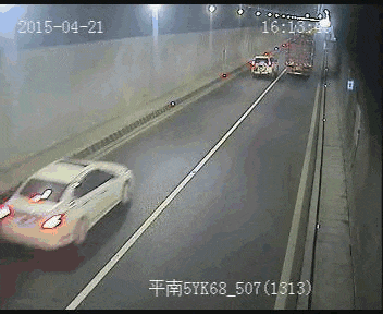 隧道里不规范开车引发的车祸-搞笑动图