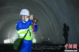 成达万高铁华蓥山隧道贯通图片