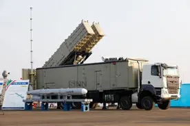 伊朗海军接收新型巡航导弹：射程超1000公里 中途可改变攻击目标图片