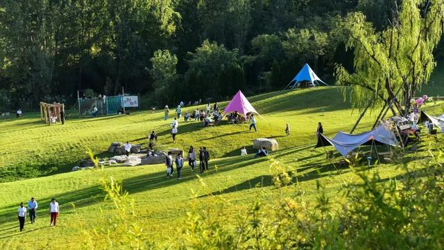 东港，把红叶与暖阳都拥入怀