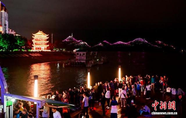 游客夜游湖北宜昌 邂逅 “一半山水一半城”峡江夜色