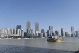 客渡船、邮轮、游览船……来北外滩看黄浦江上形态各异的船图片