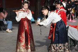 “新中式”成春装新特点 马面裙“一马当先”来“探春”图片