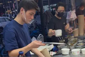 90后小伙摆摊卖炒饭净赚50万：真收入不怕打假图片