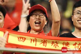 金牌球市再现凤凰山，四川省球迷协会女扛旗人泪奔：“都回来了” ｜2023·迈图片