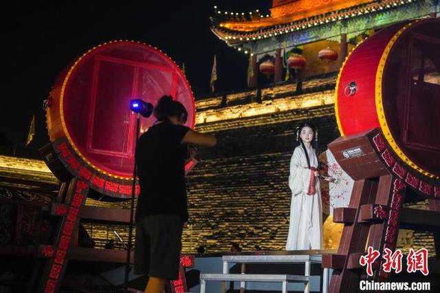 湖北荆州：古城夜游人气旺