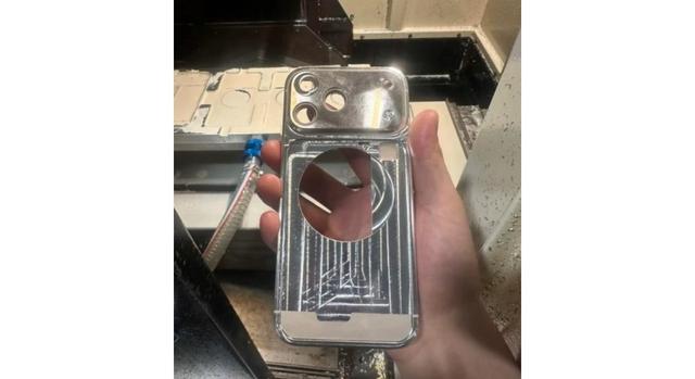 苹果可能会将 iPhone 17 Pro 的天线移至摄像头凸起处