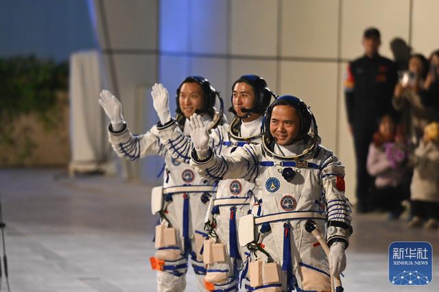 神舟二十一号航天员乘组出征仪式在酒泉卫星发射中心举行