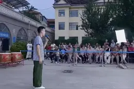 回村的"傻子"，带着全村走红了图片