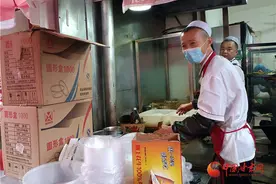 【甘快看】天水麻辣烫表情哥纳国平：虽累亦开心 让大家有滋有“味”图片