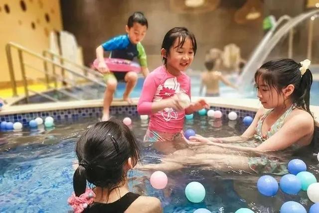 在桂林过大雪：暖汤、红柿、碧水…藏着南方冬日最惊艳的色彩