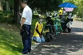 “外卖员被保安拦下后下跪”？警方通报！图片