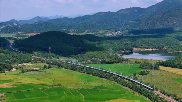我的铁路风景｜火车上“悦读”，是诗与远方的情怀佐料