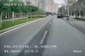 早高峰三轮车侧翻，热心市民出手相助获赞图片