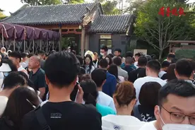 五一热点追踪：济南泉水游多火？看趵突泉东门游客长队图片