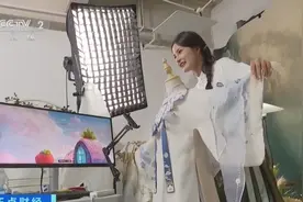 中式浪漫！“国风”毕业照爆火，云肩、簪花学士帽卖爆了图片