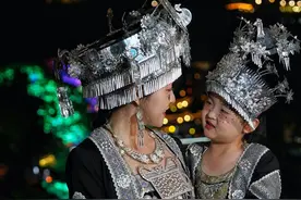 贵州西江千户苗寨景区内，一对身着苗服的母女图片