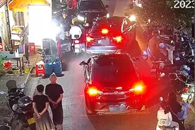 两轿车狭路相逢互不相让，下班交警“变装”上岗……图片