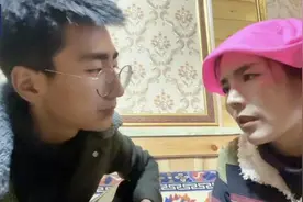 她边干家务边哼歌偶然间拍摄的视频治愈无数人图片