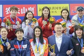 四朵金花接力夺金，携手领奖绽放灿烂笑容 | 新黄河图集图片