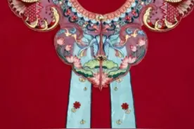 云肩、盘扣、纹绣……“中国风”高校学位服上新了图片