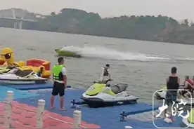 重庆一网红驾驶摩托艇冲浪时落水失踪！“已身亡，遗体凌晨被打捞上岸”图片