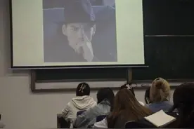 向佐叫停高校用其扶脸动作打卡，大学玩娱乐梗的确要注意边界图片
