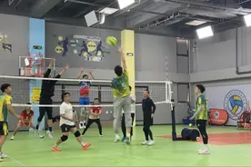 中国男排前主教练担任嘉定区气排球协会技术顾问图片