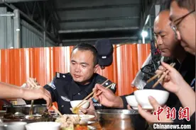 （新春走基层）中缅边境线上移民管理警察的除夕夜：守护身后万家团圆图片