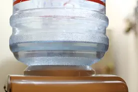 五台山景区工作人员从厕所洗拖池接水给游客喝？回应来了图片