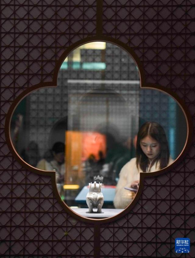 新时代中国调研行之文化中华｜走进“祥开万象——故宫与西藏文物联展”