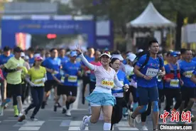 2万名国内外跑者参加2024黄埔马拉松赛图片