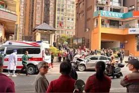 江西信丰一汽车连撞多人，附近商户称司机已逃逸！当地回应图片