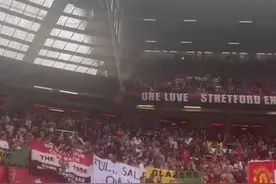 大量曼联球迷赛后留在球场抗议格雷泽家族🤬，要求出售俱乐部图片